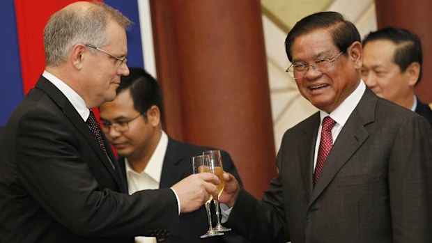 Australian Immigration Minister Scott Morrison has come under fire after being pictured toasting with Cambodian Deputy Prime Minister and Minister of the Interior Sar Kheng, following the signing of agreement on the resettlement of refugees. (AAP)