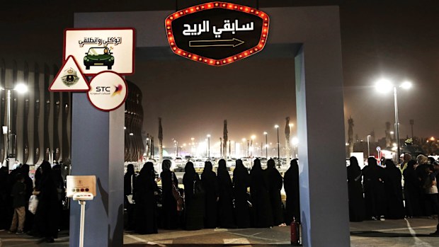 0208_hon_saudiwomentravel_3
