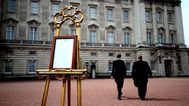 An easel is placed in the forecourt of Buckingham Palace following the announcement that Catherine, Duchess of Cambridge has given birth to a baby girl. (Getty Images)