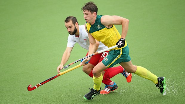 Simon Orchard of Australia battles for the ball with Nick Catlin of England during the men's semi-final match at Glasgow. (Getty)