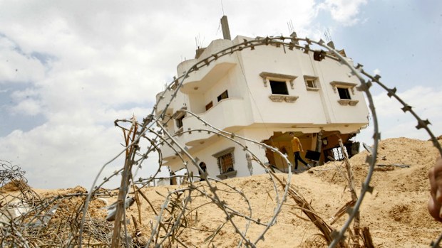 Residents of Gaza try and salvage some of their belongings during the recent 72-hour truce between Hamas and Israel. (Getty Images)
