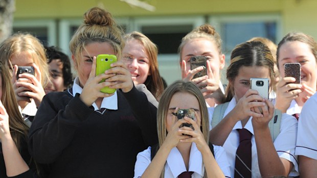 School students in Melbourne are being given stricter social media policies amid safety concerns. (AAP File)