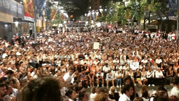 Thousands crowd Martin Place to hold vigil for the victims of the Paris shootings. (9NEWS)