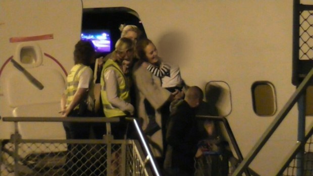 Adele arrives into Sydney with son Angelo. (9NEWS)