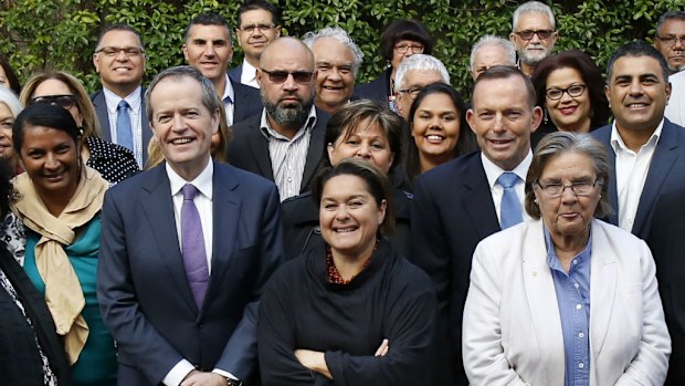Australian Prime Minister Tony Abbott and Australian Opposition Leader Bill Shorten pose for a photograph with indigenous leaders. (AAP)