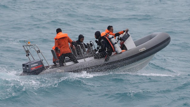 Rough weather continues to hamper the search for victims of the AirAsia crash. (AAP)