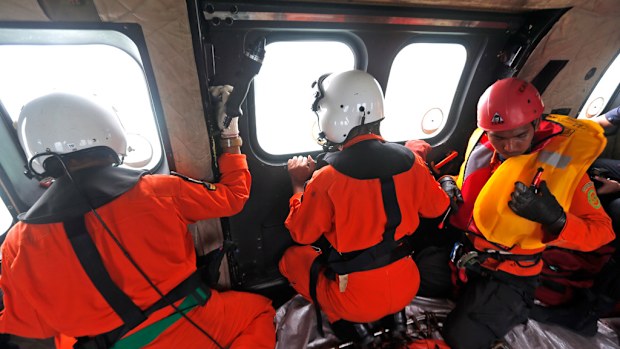 Crew members of Indonesian Air Force in search operation for victims of AirAsia Flight 8501. (AAP)