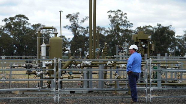 Santos staff at the Tinsfield number 6 coal seam gas (CSG) pilot well. (AAP)