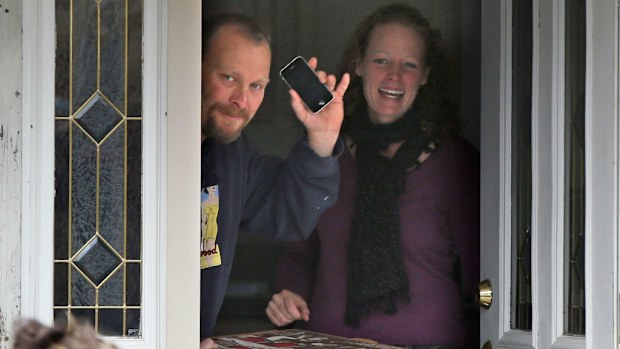 Kaci Wilcox (right) with boyfriend Ted Wilbur get a pizza delivered to their Maine home. (AAP)