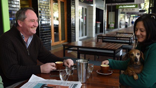  Deputy Prime Minister and leader of the National Party Barnaby Joyce, enjoys a coffee with his wife Natalie and dog Missty, the morning after winning the seat of New England. (AAP)