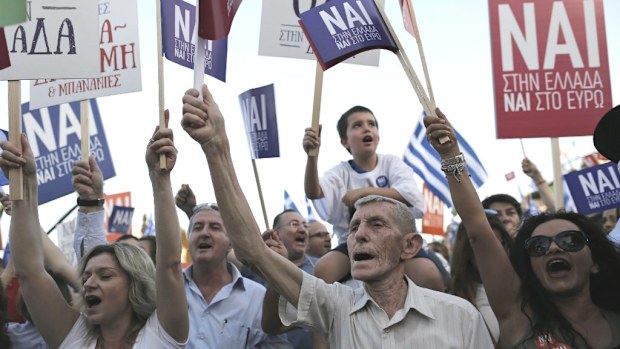 Pro-Europe protesters rally in Athens. (AAP)