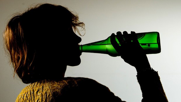 A woman drinks alcohol. (AAP file image)