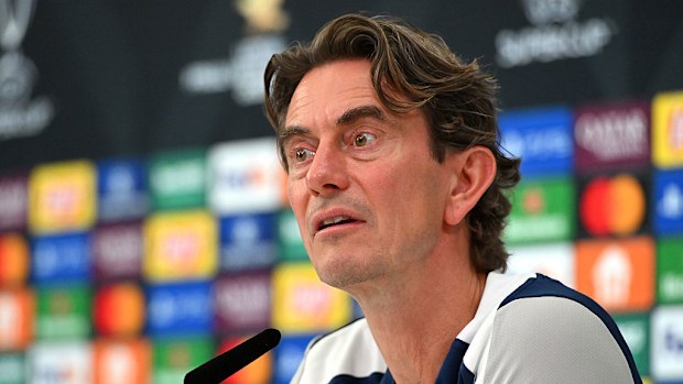 Thomas Frank habla con los medios de comunicación durante la conferencia de prensa del Tottenham Hotspur.