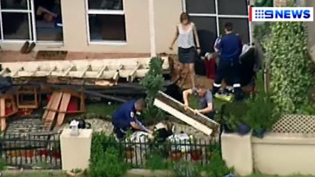 Three people have been injured in after a balcony collapsed in Point Cook. (9NEWS)