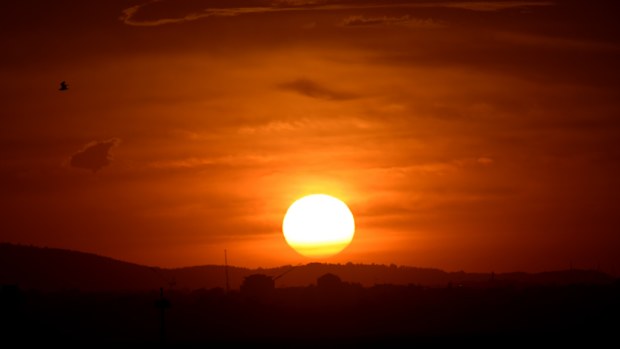A thunderstorm warning has been issued for Victoria's west as temperatures continue to sizzle. (AAP)