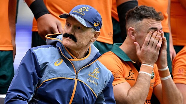 Joe Schmid, con un bigote falso en memoria de la última competencia internacional por Nick White.