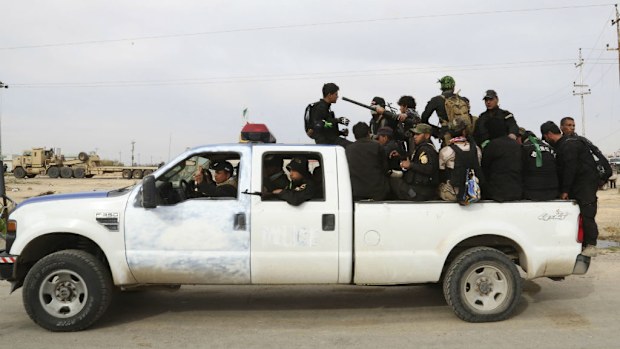 Shiite militiamen prepare to attack Islamic State extremists at Camp Speicher, the front line in Tikrit. (AAP)