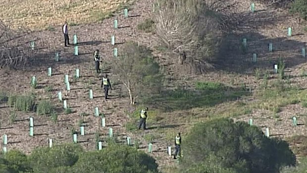 Police search for clues in Altona. (9NEWS)
