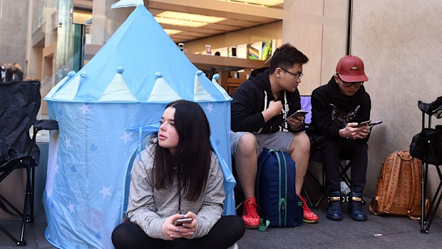 Customers queue outside Sydney's flagship Apple store. (AAP)