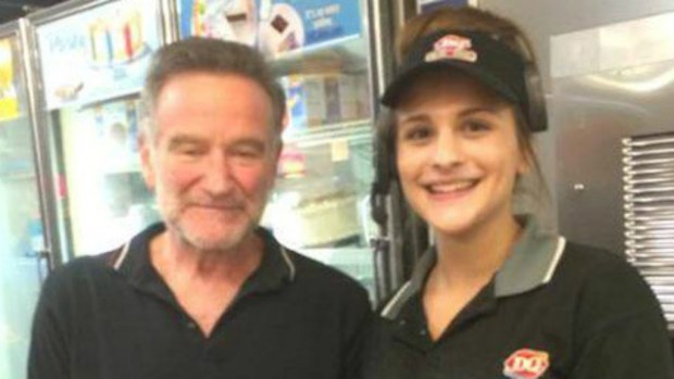 Late actor Robin Williams poses with waitress Abby Alders in a Minnesota Dairy Queen store. (Facebook)
