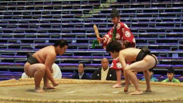 Sodachizakari (right) moments before the fight began.