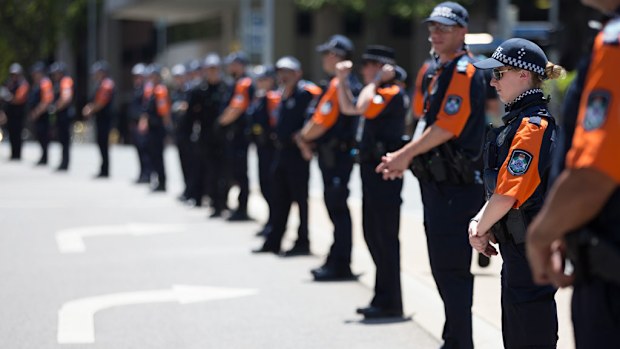 Authorities have worked through the night to dismantle G20 security fencing. (AAP)