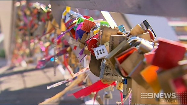 Melbourne lovebirds have left engraved locks on the footbridge at Southbank. (9NEWS)