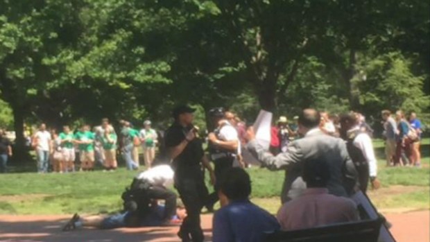 Secret Service agents scuffle with the alleged offender. (9NEWS)