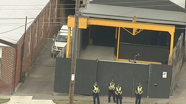 Police outside a building believed to be the new Finks clubhouse in Ringwood. (9NEWS)