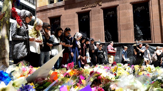 The initial flower tribute outside the Lindt cafe. (AAP)