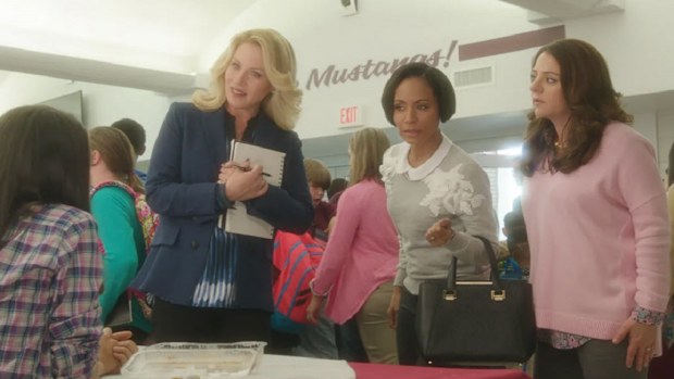 Judgmental mums in Bad Moms movie at bake sale