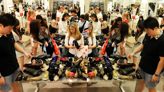Shoppers in Sydney hunt for Boxing Day bargains. (AAP)