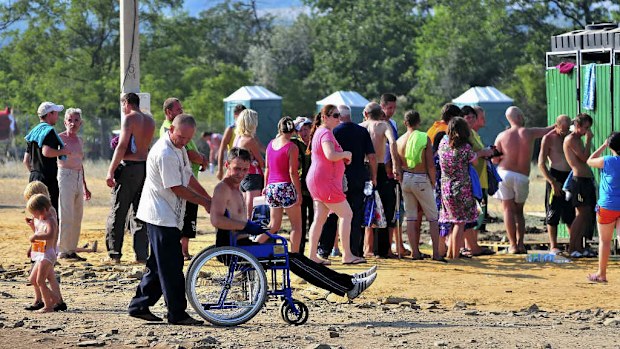 Refugees from Eastern Ukraine stand in line to shower at a refugee temporary tent camp in Donetsk. (EPA/ARKADY BUDNITSKY)