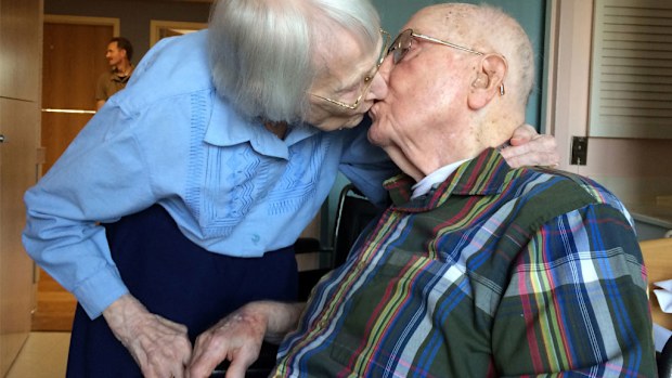Walter and Leslie Kimmel share a kiss on their anniversary. (AP)
