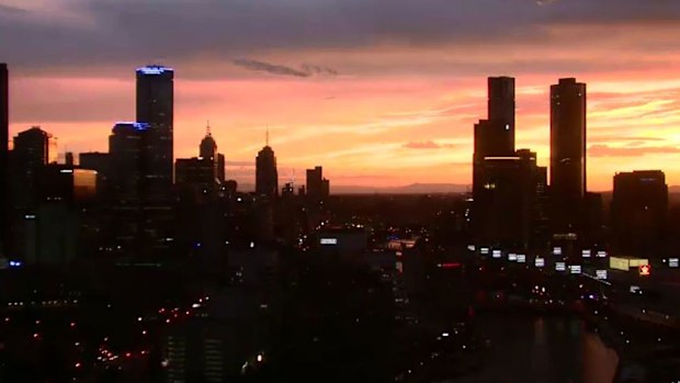 Melburnian's sweated through the city's hottest March night on record. (9NEWS)