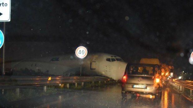 Passing motorists captured the plane's slippery landing. (Twitter/Marco Mauri Pude)