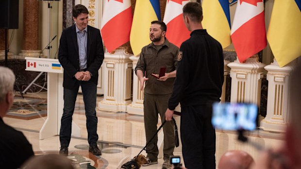 KYIV, UKRAINE - MAY 08: Ukrainian President Volodymyr Zelensky (C) and Canadian Prime Minister Justin Trudeau attend a news conference as Patron, a service dog trained to detect explosives stands by on May 8, 2022 in Kyiv, Ukraine. Earlier in the day, the Canadian prime minister visited the suburb of Irpin to look at devastation left in the wake of Russia's invasion. (Photo by Alexey Furman/Getty Images)