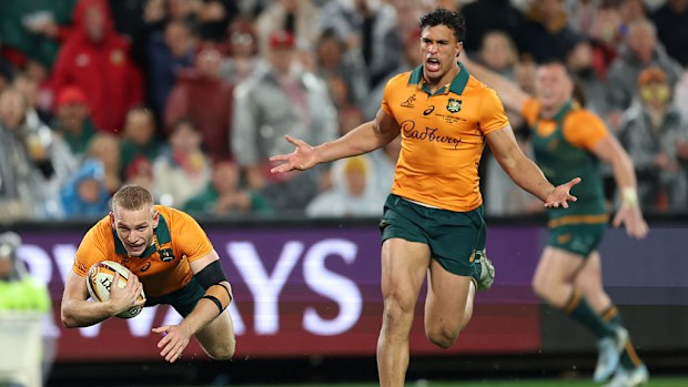 Max Jorgensen, Wallabies adına try atlayarak skor yapıyor.