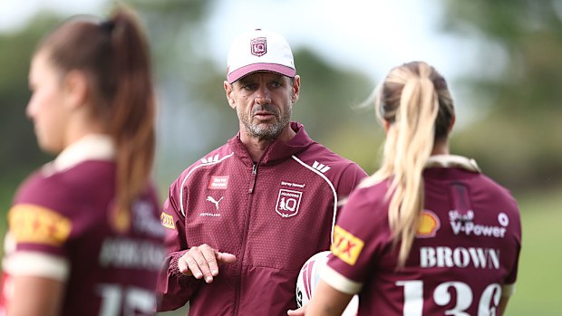 El entrenador en jefe Nathan Cross durante el entrenamiento con el equipo femenino de Queensland Maroons. 