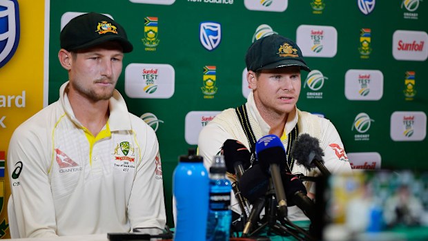 Steven Smith (kaptan) ve Cameron Bancroft (solda) Avustralya.