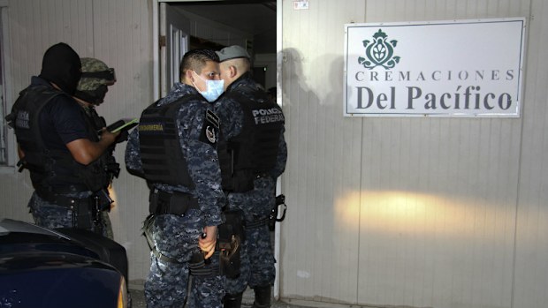 Mexican police outside an Acapulco crematorium where 60 bodies were found. (AAP)