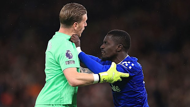 El portero del Everton, Jordan Pickford, chocó con Idrissa Gueye, lo que provocó que Gueye recibiera una tarjeta roja.