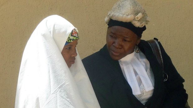 Nigerian child bride Wasila Tasi'u speaks with defence counsel during her trial. (Getty)
