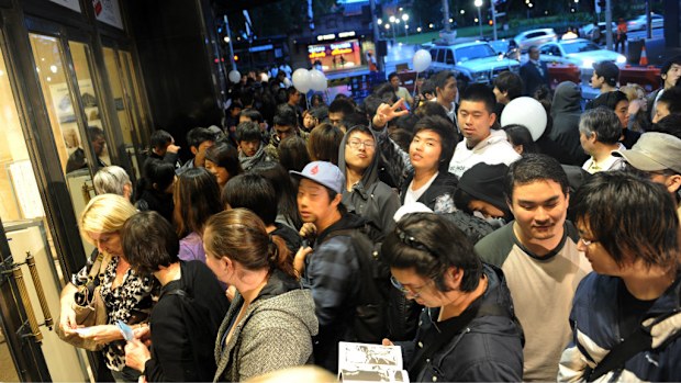 Sydney shoppers line up for Boxing Day sales. (AAP)