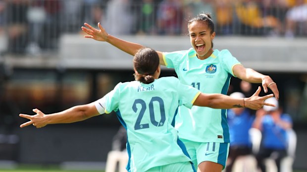 Mary Fowler ve Sam Kerr, gol sevinci yaşıyor.
