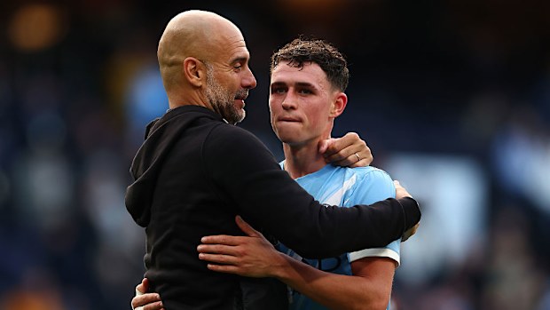 Il manager di Manchester City Pep Guardiola celebra la vittoria per 3-0 con Phil Foden.