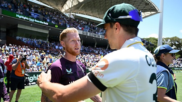 İngiltere kaptanı Ben Stokes, Avustralya kaptanı Pat Cummins ile el sıkışıyor.