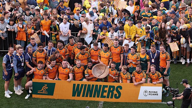 Wallabies oyuncuları Vuvale Bowl ile kutlama yapıyor.