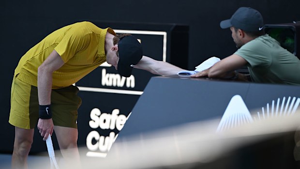 Jannik Sinner, takım üyeleriyle konuşuyor.