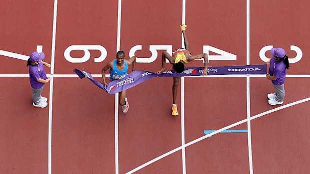 Altın madalya sahibi Alphonce Felix Simbu ve gümüş madalya sahibi Amanal Petros, Erkekler Maratonu'nun bitiş çizgisini geçiyor.